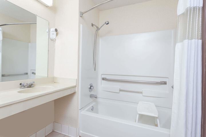 Days Inn & Suites By Wyndham Dundee - thumb 3