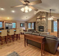Creekside Lodge w Views by Hosteeva - Accommodation Los Angeles