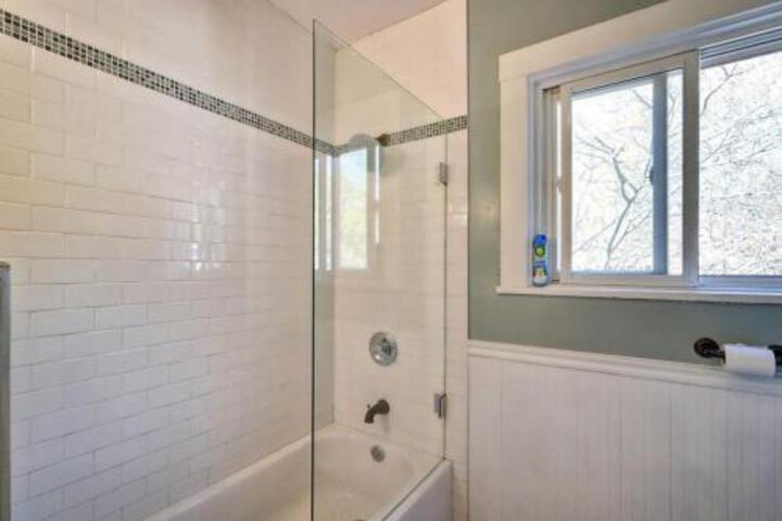 (R2P) Bay BnB Private Queen Room TV Wifi More! - thumb 6
