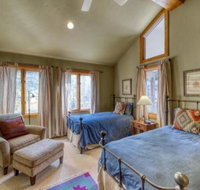 Streamside Serenity - Accommodation Los Angeles