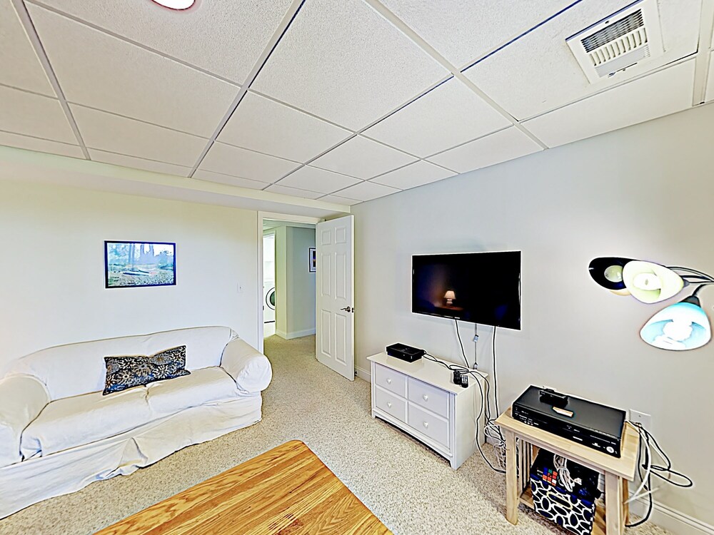 New Listing! Chic Chatham Gem Near Beach & Ferry 3 Bedroom Home - thumb 6