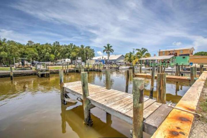 â€˜Glades Havenâ€™ Cozy 1BR Everglades City Cabin - thumb 1