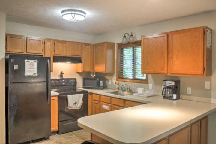 Charming Bushkill Home W / Large Deck & Pool Access! - thumb 0