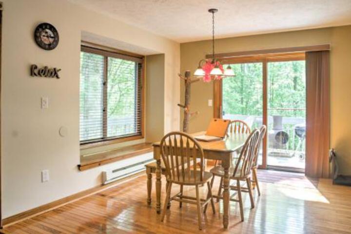 Charming Bushkill Home W / Large Deck & Pool Access! - thumb 5