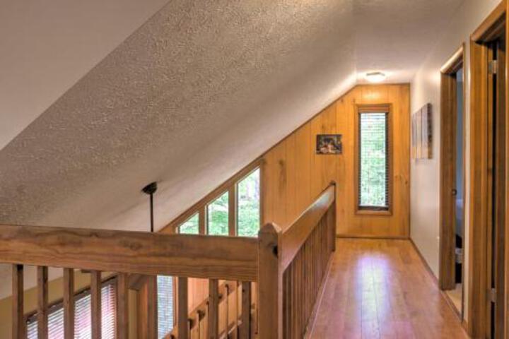 Charming Bushkill Home W / Large Deck & Pool Access! - thumb 4