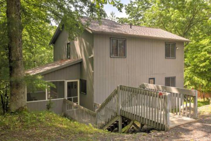 Charming Bushkill Home W / Large Deck & Pool Access! - thumb 1