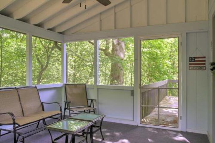 Charming Bushkill Home W / Large Deck & Pool Access! - thumb 2