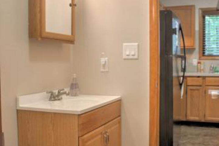 Charming Bushkill Home W / Large Deck & Pool Access! - thumb 6