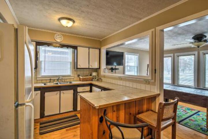 Pet Friendly Cottage Walk To Park & Houghton Lake - thumb 0