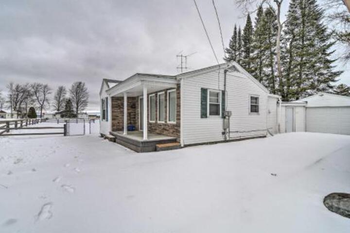 Pet Friendly Cottage Walk To Park & Houghton Lake - thumb 2