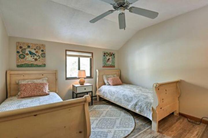 Poconos Home W / Fire Pit Hot Tub Deck & Grill! - thumb 5