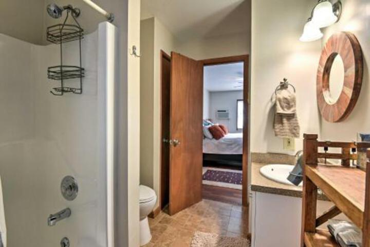 Poconos Home W / Fire Pit Hot Tub Deck & Grill! - thumb 4