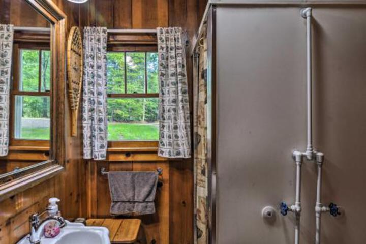 Cozy Carp Lake Cottage W / Dock 4 Kayaks & Fire Pit - thumb 2