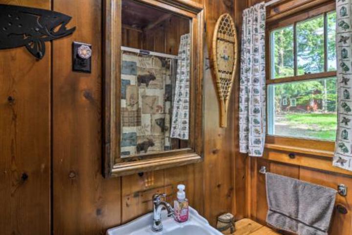 Cozy Carp Lake Cottage W / Dock 4 Kayaks & Fire Pit - thumb 3