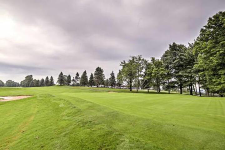 Condo W / Golf Spa & Shuttle To Seven Springs! - thumb 0