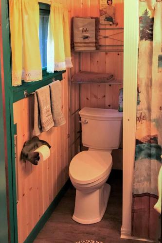 NEW Waterfront Lake Cabin W / Boat Dock & Fire Pit! - thumb 3