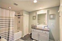 Chic Newbury Cottage Quick Walk to Chalk Pond