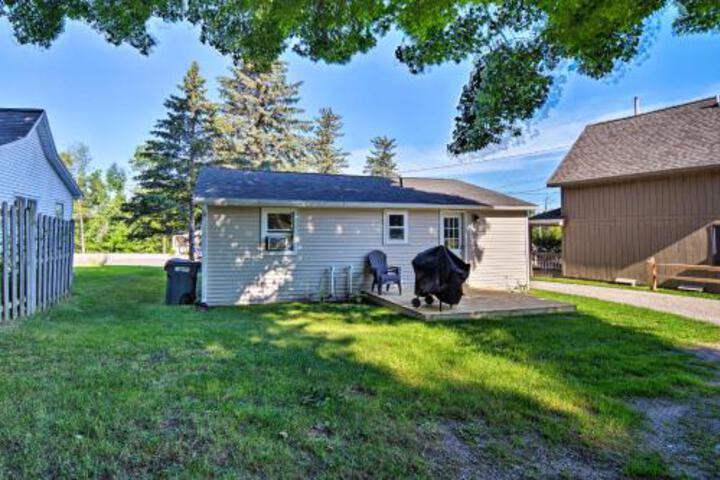 Cedar Home W / Deck + Grill Mins. To Lakes! - thumb 2