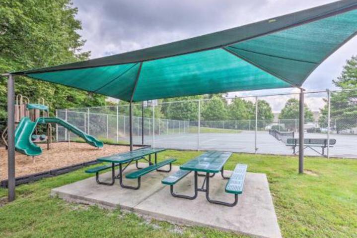 Updated Seven Devils Condo With Deck & Mtn Views - thumb 4