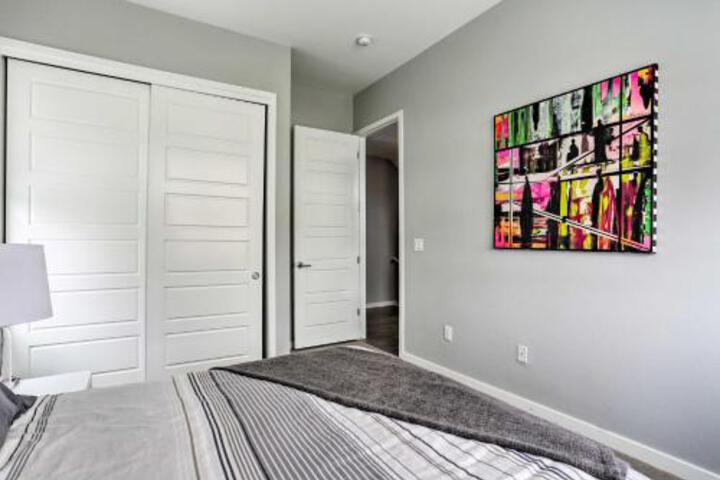 Walk To Broncos Stadium Townhome W / Rooftop Patio - thumb 4