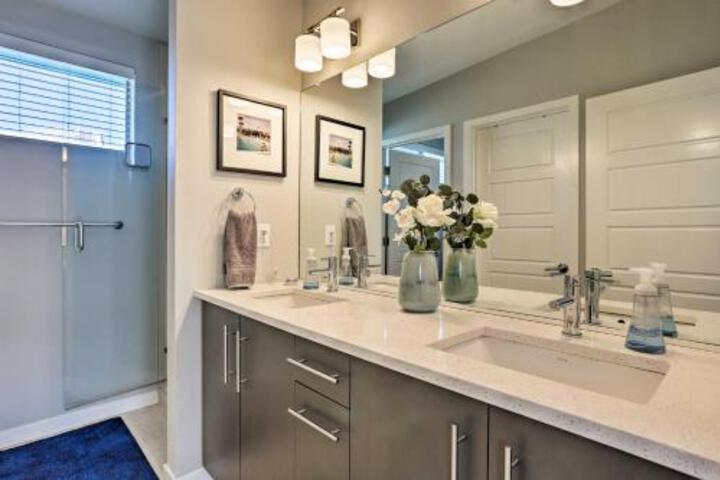 Walk To Broncos Stadium Townhome W / Rooftop Patio - thumb 6