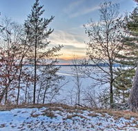 Waterfront Retreat on 2 Acres w / Deck  View - Accommodation Los Angeles