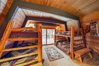 New Listing Woodsy Cabin w / Hot Tub 3 Decks home