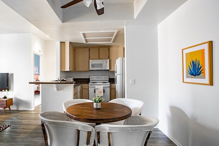 WanderJaunt Stylish Mission Valley Apts - thumb 6