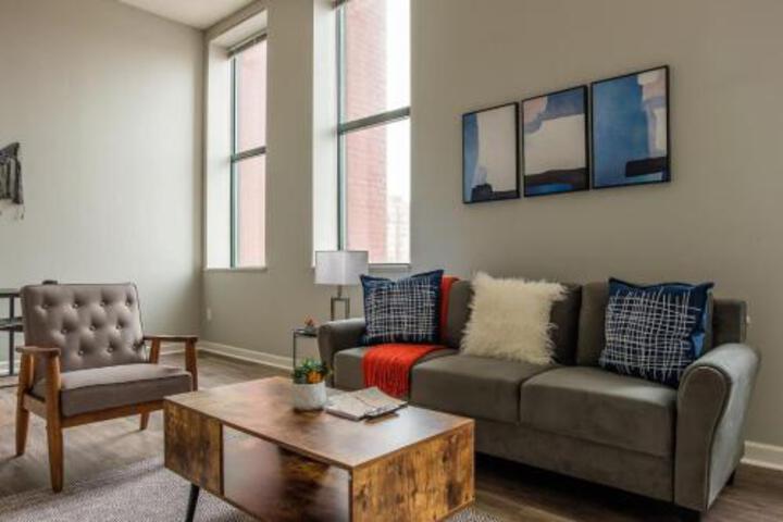 Rustic 1BR Apt In Downtown - thumb 5