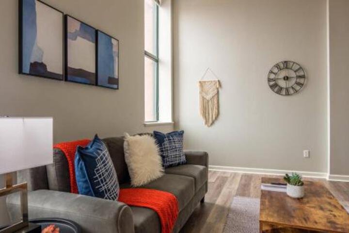 Rustic 1BR Apt In Downtown - thumb 3
