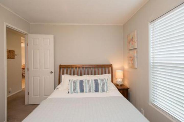 Expansive Backyard With Sunset View - thumb 4