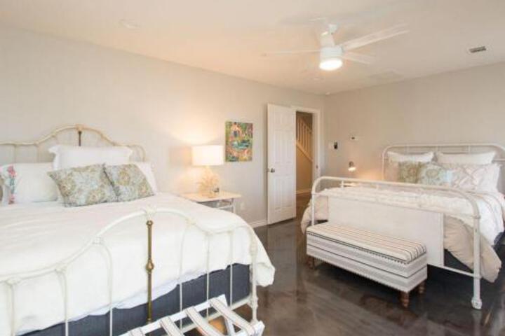 Porch Grove Southern Charm At Its Finest On Cedar Creek Lake - thumb 0