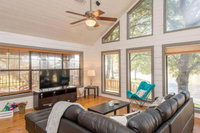 Bandera Bay Modern  Spacious Log Cabin on the Lake