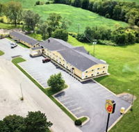 Super 8 by Wyndham Higginsville - Accommodation Los Angeles