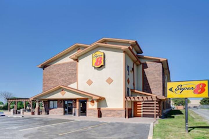 Super 8 By Wyndham Roseville/Detroit Area - thumb 0
