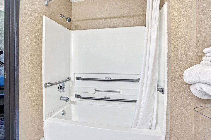 Super 8 By Wyndham Roseville/Detroit Area - thumb 5