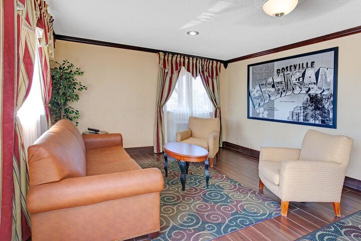 Super 8 By Wyndham Roseville/Detroit Area - thumb 3