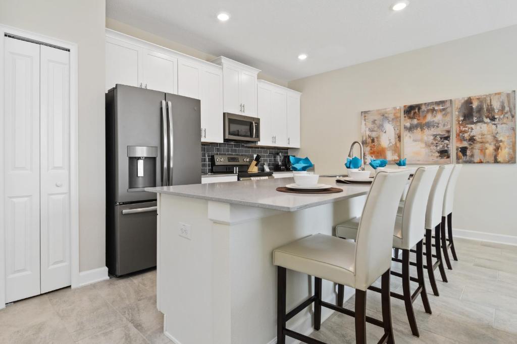 Four Bedroom With Pool 1565 - thumb 1