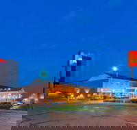 Ramada Hotel & Convention Center by Wyndham Topeka Downtown - Accommodation Los Angeles