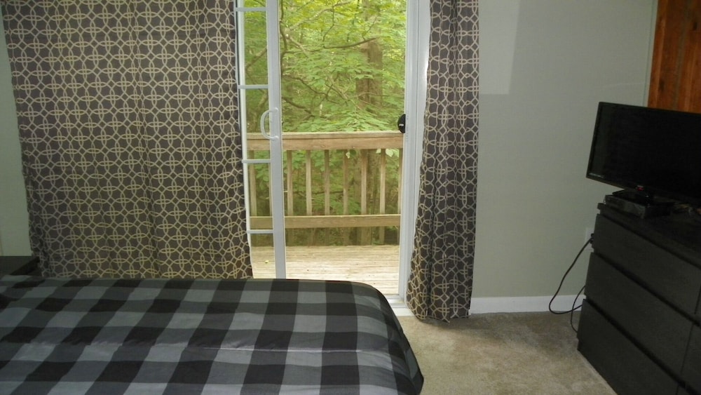 Newly Renovated Private 3 Bedroom Home In Waterville Estates Near Community Center - Bv146e - thumb 2