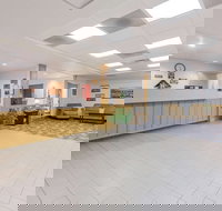 Super 8 by Wyndham Alma - Accommodation Los Angeles