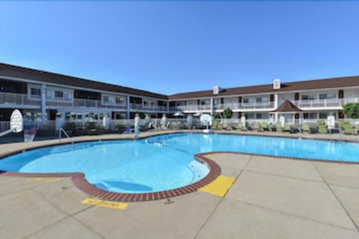 Days Inn & Suites By Wyndham Roseville/Detroit Area - thumb 3