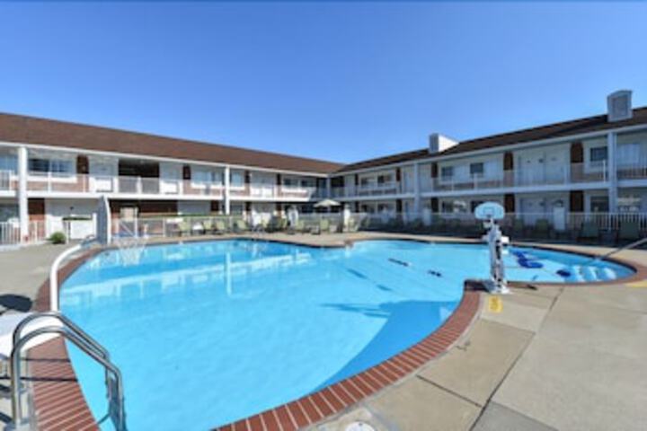 Days Inn & Suites By Wyndham Roseville/Detroit Area - thumb 6