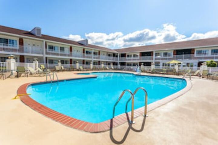 Days Inn & Suites By Wyndham Roseville/Detroit Area - thumb 0
