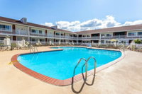 Days Inn  Suites by Wyndham Roseville/Detroit Area