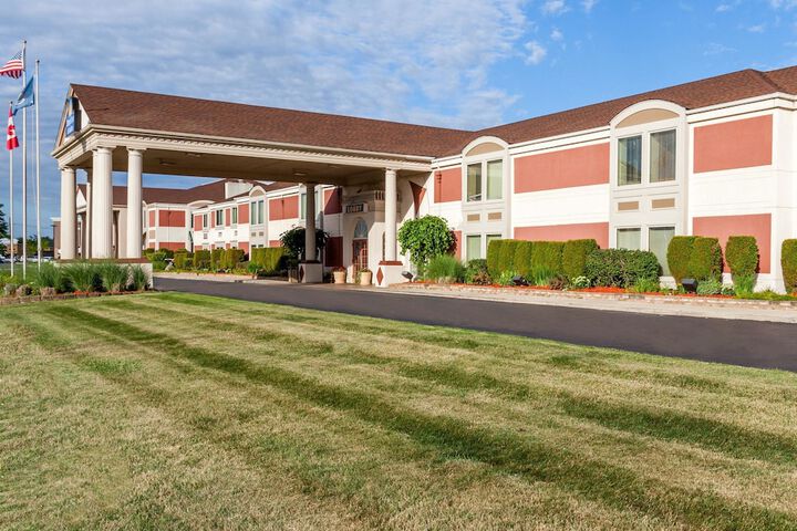 Days Inn & Suites By Wyndham Roseville/Detroit Area - thumb 1