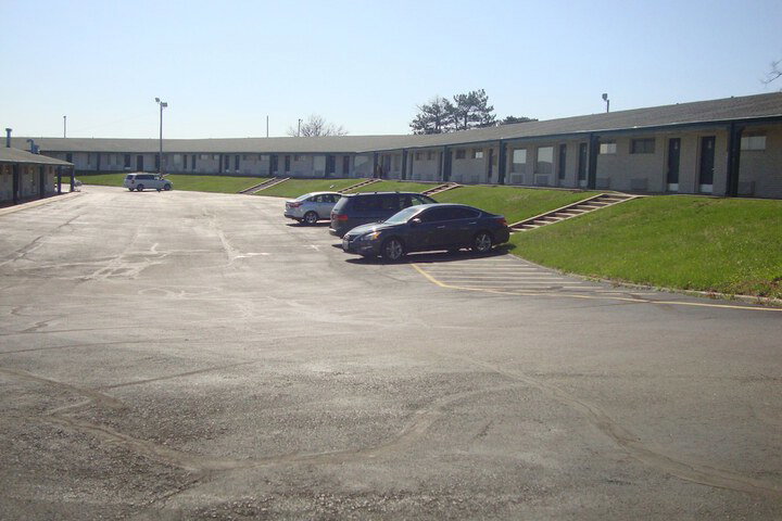 Topeka Plaza Inn - thumb 3