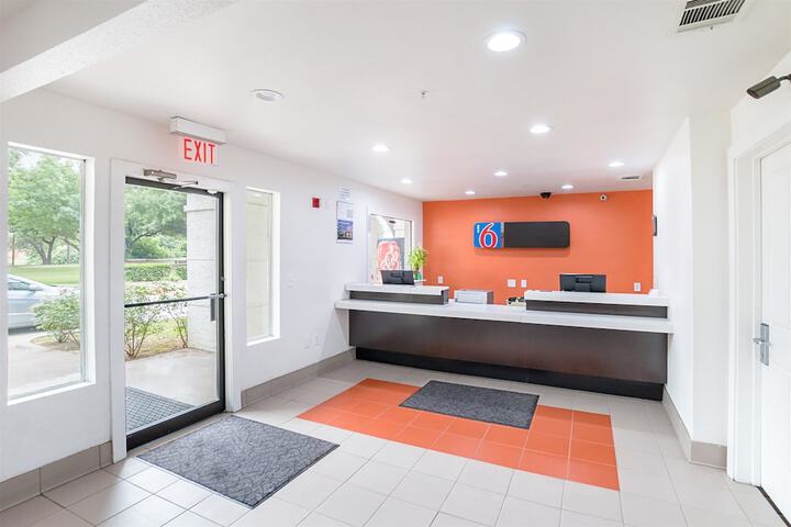 Motel 6 Grand Prairie, TX - Near Six Flags Drive - thumb 2
