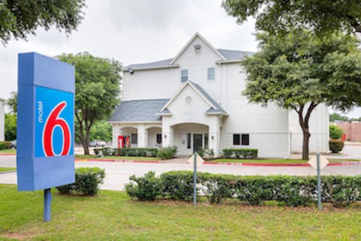Motel 6 Grand Prairie, TX - Near Six Flags Drive - thumb 0