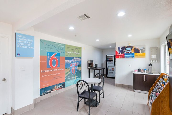 Motel 6 Grand Prairie, TX - Near Six Flags Drive - thumb 6